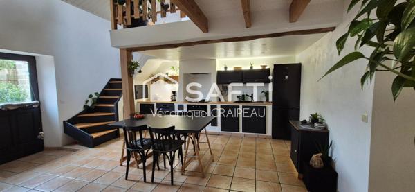 Maison coup de coeur avec 2 chambres, mezzanine, terrain clos avec piscine hors sol, espace de stockage à pied des commerces