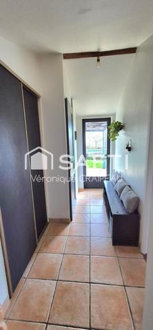 Maison coup de coeur avec 2 chambres, mezzanine, terrain clos avec piscine hors sol, espace de stockage à pied des commerces