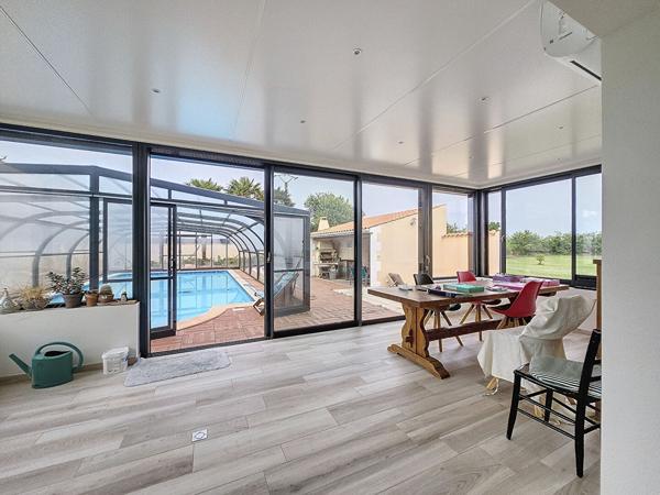 A vendre au Gua, maison 214 m², 6 pièces, studio indépendant, garage et piscine couverte, sur un terrain de 5280 m²