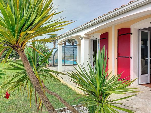 A vendre au Gua, maison 214 m², 6 pièces, studio indépendant, garage et piscine couverte, sur un terrain de 5280 m²