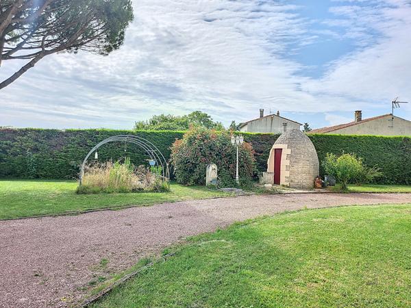 A vendre au Gua, maison 214 m², 6 pièces, studio indépendant, garage et piscine couverte, sur un terrain de 5280 m²