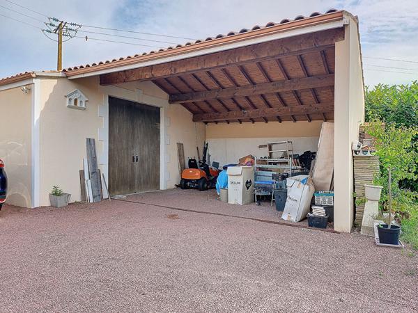 A vendre au Gua, maison 214 m², 6 pièces, studio indépendant, garage et piscine couverte, sur un terrain de 5280 m²