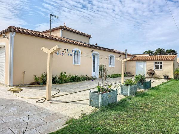 A vendre au Gua, maison 214 m², 6 pièces, studio indépendant, garage et piscine couverte, sur un terrain de 5280 m²