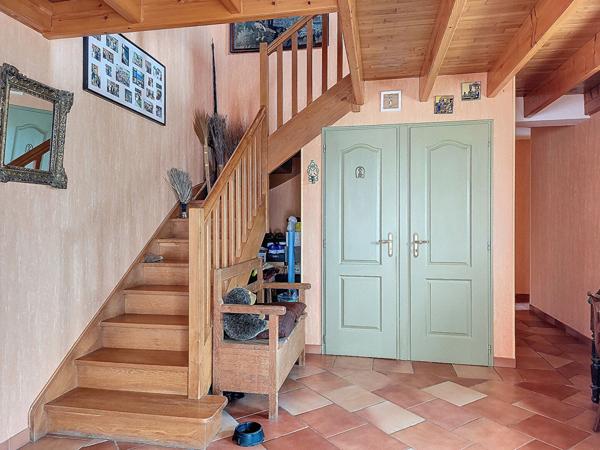 A vendre au Gua, maison 214 m², 6 pièces, studio indépendant, garage et piscine couverte, sur un terrain de 5280 m²