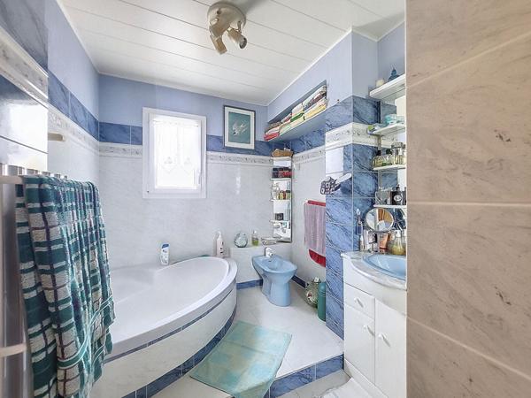 A vendre au Gua, maison 214 m², 6 pièces, studio indépendant, garage et piscine couverte, sur un terrain de 5280 m²