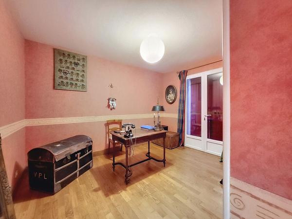 A vendre au Gua, maison 214 m², 6 pièces, studio indépendant, garage et piscine couverte, sur un terrain de 5280 m²