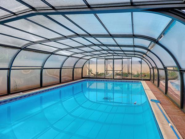 A vendre au Gua, maison 214 m², 6 pièces, studio indépendant, garage et piscine couverte, sur un terrain de 5280 m²