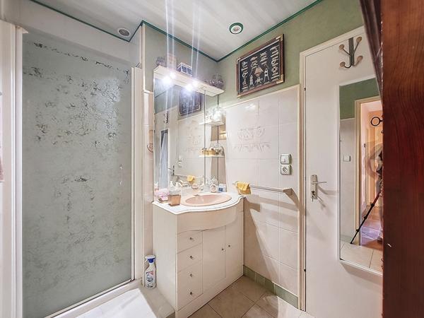 A vendre au Gua, maison 214 m², 6 pièces, studio indépendant, garage et piscine couverte, sur un terrain de 5280 m²