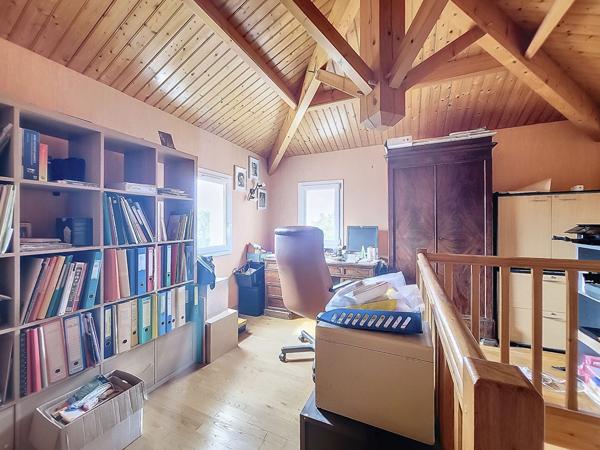 A vendre au Gua, maison 214 m², 6 pièces, studio indépendant, garage et piscine couverte, sur un terrain de 5280 m²