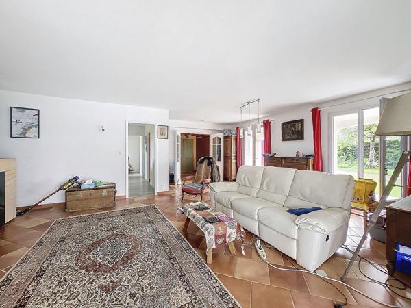 A vendre au Gua, maison 214 m², 6 pièces, studio indépendant, garage et piscine couverte, sur un terrain de 5280 m²