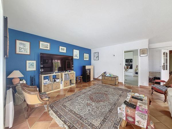 A vendre au Gua, maison 214 m², 6 pièces, studio indépendant, garage et piscine couverte, sur un terrain de 5280 m²