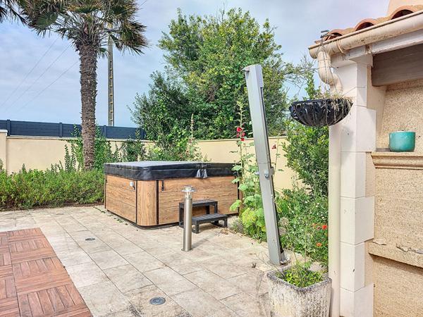 A vendre au Gua, maison 214 m², 6 pièces, studio indépendant, garage et piscine couverte, sur un terrain de 5280 m²