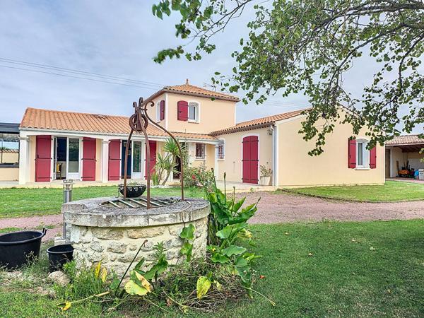 A vendre au Gua, maison 214 m², 6 pièces, studio indépendant, garage et piscine couverte, sur un terrain de 5280 m²