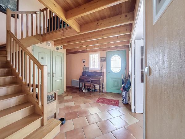 A vendre au Gua, maison 214 m², 6 pièces, studio indépendant, garage et piscine couverte, sur un terrain de 5280 m²