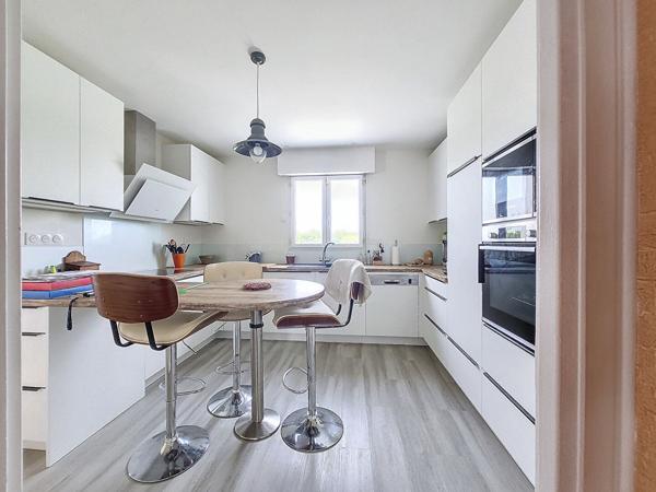 A vendre au Gua, maison 214 m², 6 pièces, studio indépendant, garage et piscine couverte, sur un terrain de 5280 m²