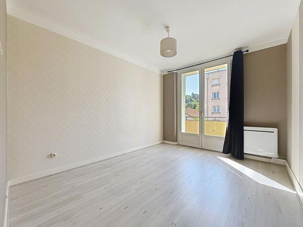 Appartement Livron Sur Drome T3 Dde 60 m², dernier étage, 2 chambres, très bon  état.