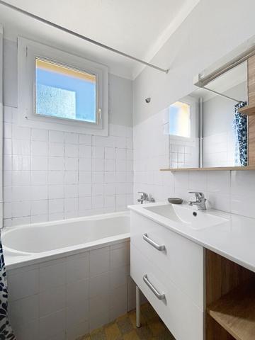 Appartement Livron Sur Drome T3 Dde 60 m², dernier étage, 2 chambres, très bon  état.