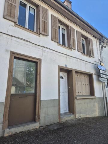 Vente                                                      Maison de ville
                        
                     7 pièces                      163 m2                     à Magnac-Bourg