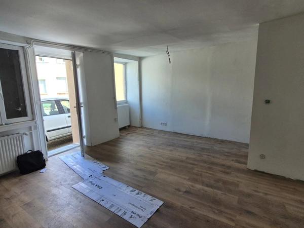 Vente                                                      Maison de ville
                        
                     7 pièces                      163 m2                     à Magnac-Bourg