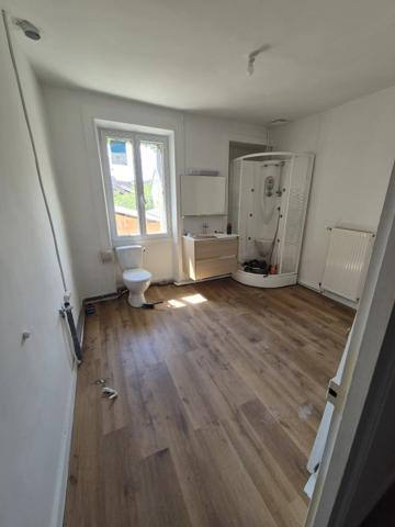 Vente                                                      Maison de ville
                        
                     7 pièces                      163 m2                     à Magnac-Bourg
