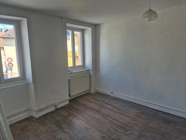 Vente                                                      Maison de ville
                        
                     7 pièces                      163 m2                     à Magnac-Bourg
