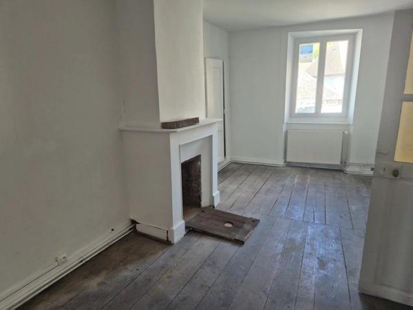 Vente                                                      Maison de ville
                        
                     7 pièces                      163 m2                     à Magnac-Bourg
