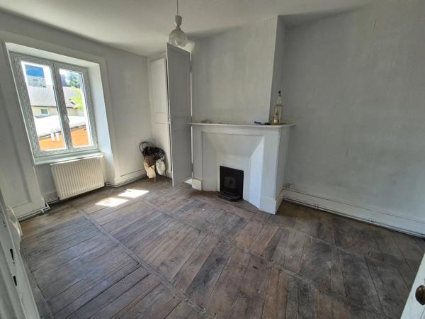 Vente                                                      Maison de ville
                        
                     7 pièces                      163 m2                     à Magnac-Bourg