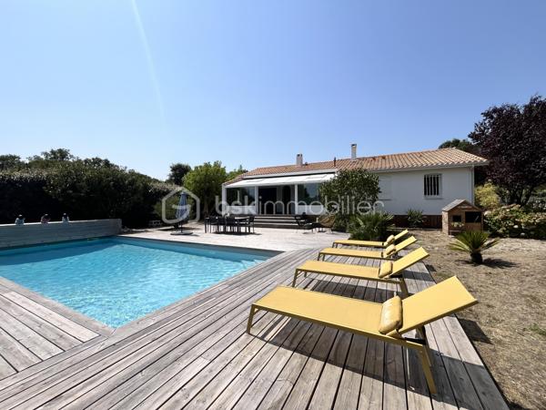 Maison de plain pied de 130m2 habitables en parfait état offrant confort, calme et cadre de vie idyllique en toute intimité à seulement 2 km de la plage. 
Cette maison se compose d'un vaste séjour lumineux avec cuisine semi-ouverte, une salle à manger, donnant sur une grande terrasse ensoleillée, 3 chambres, un cellier, une salle d'eau et 2 WC. 
A l'extérieur, une piscine au sel chauffée et couverte et une dépendance offrant de multiples possibilités : espace invités, bureau ou atelier. Le tout sur une parcelle de 2099m2 sans aucun vis à vis.
Une maison clés en mains parfaite pour une résidence principale comme pour une maison de vacances au bord de l'océan.