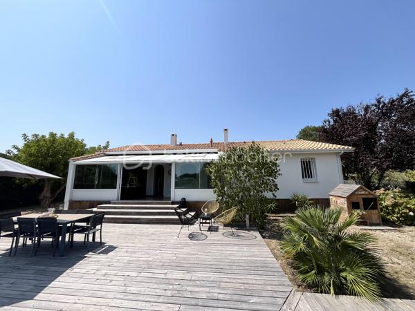 Maison de plain pied de 130m2 habitables en parfait état offrant confort, calme et cadre de vie idyllique en toute intimité à seulement 2 km de la plage. 
Cette maison se compose d'un vaste séjour lumineux avec cuisine semi-ouverte, une salle à manger, donnant sur une grande terrasse ensoleillée, 3 chambres, un cellier, une salle d'eau et 2 WC. 
A l'extérieur, une piscine au sel chauffée et couverte et une dépendance offrant de multiples possibilités : espace invités, bureau ou atelier. Le tout sur une parcelle de 2099m2 sans aucun vis à vis.
Une maison clés en mains parfaite pour une résidence principale comme pour une maison de vacances au bord de l'océan.