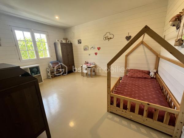 Maison de plain pied de 130m2 habitables en parfait état offrant confort, calme et cadre de vie idyllique en toute intimité à seulement 2 km de la plage. 
Cette maison se compose d'un vaste séjour lumineux avec cuisine semi-ouverte, une salle à manger, donnant sur une grande terrasse ensoleillée, 3 chambres, un cellier, une salle d'eau et 2 WC. 
A l'extérieur, une piscine au sel chauffée et couverte et une dépendance offrant de multiples possibilités : espace invités, bureau ou atelier. Le tout sur une parcelle de 2099m2 sans aucun vis à vis.
Une maison clés en mains parfaite pour une résidence principale comme pour une maison de vacances au bord de l'océan.