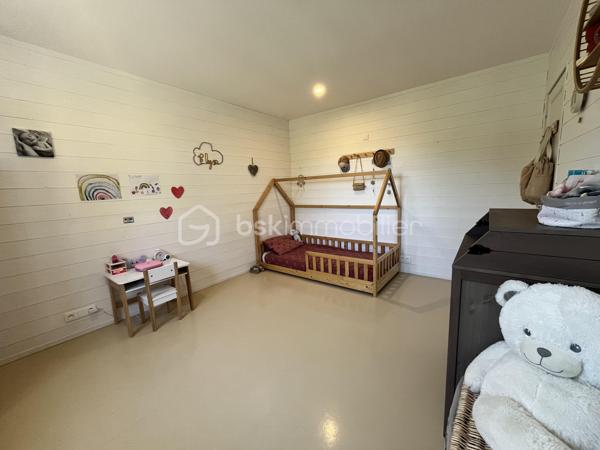 Maison de plain pied de 130m2 habitables en parfait état offrant confort, calme et cadre de vie idyllique en toute intimité à seulement 2 km de la plage. 
Cette maison se compose d'un vaste séjour lumineux avec cuisine semi-ouverte, une salle à manger, donnant sur une grande terrasse ensoleillée, 3 chambres, un cellier, une salle d'eau et 2 WC. 
A l'extérieur, une piscine au sel chauffée et couverte et une dépendance offrant de multiples possibilités : espace invités, bureau ou atelier. Le tout sur une parcelle de 2099m2 sans aucun vis à vis.
Une maison clés en mains parfaite pour une résidence principale comme pour une maison de vacances au bord de l'océan.
