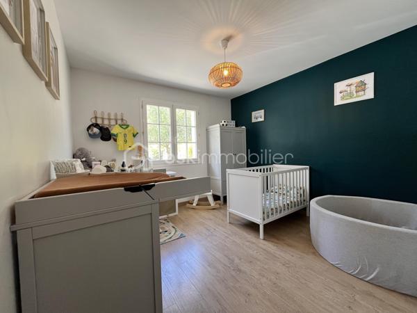 Maison de plain pied de 130m2 habitables en parfait état offrant confort, calme et cadre de vie idyllique en toute intimité à seulement 2 km de la plage. 
Cette maison se compose d'un vaste séjour lumineux avec cuisine semi-ouverte, une salle à manger, donnant sur une grande terrasse ensoleillée, 3 chambres, un cellier, une salle d'eau et 2 WC. 
A l'extérieur, une piscine au sel chauffée et couverte et une dépendance offrant de multiples possibilités : espace invités, bureau ou atelier. Le tout sur une parcelle de 2099m2 sans aucun vis à vis.
Une maison clés en mains parfaite pour une résidence principale comme pour une maison de vacances au bord de l'océan.