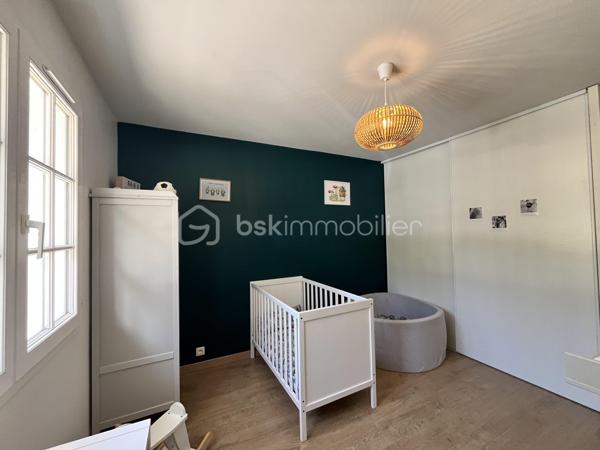 Maison de plain pied de 130m2 habitables en parfait état offrant confort, calme et cadre de vie idyllique en toute intimité à seulement 2 km de la plage. 
Cette maison se compose d'un vaste séjour lumineux avec cuisine semi-ouverte, une salle à manger, donnant sur une grande terrasse ensoleillée, 3 chambres, un cellier, une salle d'eau et 2 WC. 
A l'extérieur, une piscine au sel chauffée et couverte et une dépendance offrant de multiples possibilités : espace invités, bureau ou atelier. Le tout sur une parcelle de 2099m2 sans aucun vis à vis.
Une maison clés en mains parfaite pour une résidence principale comme pour une maison de vacances au bord de l'océan.