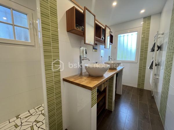 Maison de plain pied de 130m2 habitables en parfait état offrant confort, calme et cadre de vie idyllique en toute intimité à seulement 2 km de la plage. 
Cette maison se compose d'un vaste séjour lumineux avec cuisine semi-ouverte, une salle à manger, donnant sur une grande terrasse ensoleillée, 3 chambres, un cellier, une salle d'eau et 2 WC. 
A l'extérieur, une piscine au sel chauffée et couverte et une dépendance offrant de multiples possibilités : espace invités, bureau ou atelier. Le tout sur une parcelle de 2099m2 sans aucun vis à vis.
Une maison clés en mains parfaite pour une résidence principale comme pour une maison de vacances au bord de l'océan.