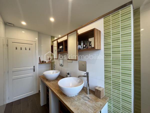 Maison de plain pied de 130m2 habitables en parfait état offrant confort, calme et cadre de vie idyllique en toute intimité à seulement 2 km de la plage. 
Cette maison se compose d'un vaste séjour lumineux avec cuisine semi-ouverte, une salle à manger, donnant sur une grande terrasse ensoleillée, 3 chambres, un cellier, une salle d'eau et 2 WC. 
A l'extérieur, une piscine au sel chauffée et couverte et une dépendance offrant de multiples possibilités : espace invités, bureau ou atelier. Le tout sur une parcelle de 2099m2 sans aucun vis à vis.
Une maison clés en mains parfaite pour une résidence principale comme pour une maison de vacances au bord de l'océan.