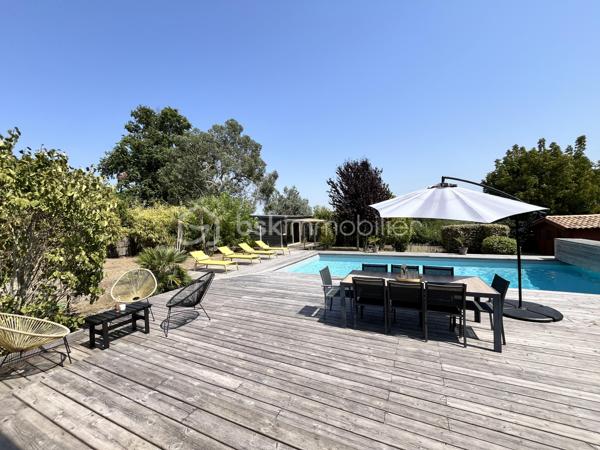 Maison de plain pied de 130m2 habitables en parfait état offrant confort, calme et cadre de vie idyllique en toute intimité à seulement 2 km de la plage. 
Cette maison se compose d'un vaste séjour lumineux avec cuisine semi-ouverte, une salle à manger, donnant sur une grande terrasse ensoleillée, 3 chambres, un cellier, une salle d'eau et 2 WC. 
A l'extérieur, une piscine au sel chauffée et couverte et une dépendance offrant de multiples possibilités : espace invités, bureau ou atelier. Le tout sur une parcelle de 2099m2 sans aucun vis à vis.
Une maison clés en mains parfaite pour une résidence principale comme pour une maison de vacances au bord de l'océan.