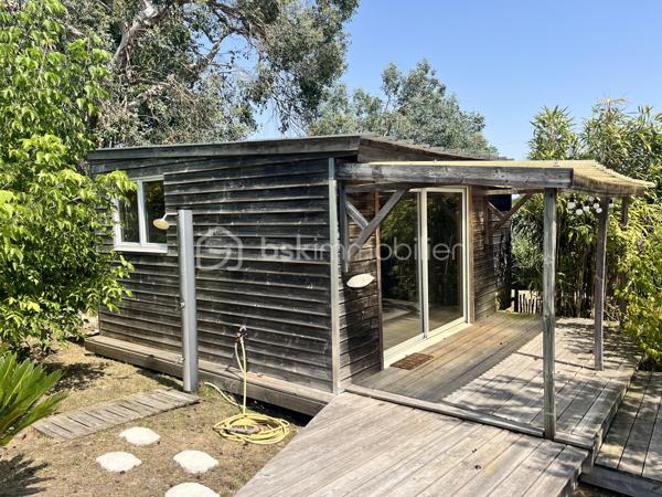 Maison de plain pied de 130m2 habitables en parfait état offrant confort, calme et cadre de vie idyllique en toute intimité à seulement 2 km de la plage. 
Cette maison se compose d'un vaste séjour lumineux avec cuisine semi-ouverte, une salle à manger, donnant sur une grande terrasse ensoleillée, 3 chambres, un cellier, une salle d'eau et 2 WC. 
A l'extérieur, une piscine au sel chauffée et couverte et une dépendance offrant de multiples possibilités : espace invités, bureau ou atelier. Le tout sur une parcelle de 2099m2 sans aucun vis à vis.
Une maison clés en mains parfaite pour une résidence principale comme pour une maison de vacances au bord de l'océan.