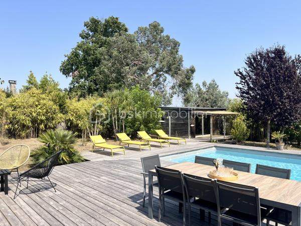 Maison de plain pied de 130m2 habitables en parfait état offrant confort, calme et cadre de vie idyllique en toute intimité à seulement 2 km de la plage. 
Cette maison se compose d'un vaste séjour lumineux avec cuisine semi-ouverte, une salle à manger, donnant sur une grande terrasse ensoleillée, 3 chambres, un cellier, une salle d'eau et 2 WC. 
A l'extérieur, une piscine au sel chauffée et couverte et une dépendance offrant de multiples possibilités : espace invités, bureau ou atelier. Le tout sur une parcelle de 2099m2 sans aucun vis à vis.
Une maison clés en mains parfaite pour une résidence principale comme pour une maison de vacances au bord de l'océan.