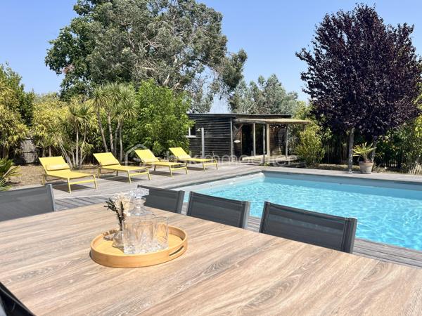 Maison de plain pied de 130m2 habitables en parfait état offrant confort, calme et cadre de vie idyllique en toute intimité à seulement 2 km de la plage. 
Cette maison se compose d'un vaste séjour lumineux avec cuisine semi-ouverte, une salle à manger, donnant sur une grande terrasse ensoleillée, 3 chambres, un cellier, une salle d'eau et 2 WC. 
A l'extérieur, une piscine au sel chauffée et couverte et une dépendance offrant de multiples possibilités : espace invités, bureau ou atelier. Le tout sur une parcelle de 2099m2 sans aucun vis à vis.
Une maison clés en mains parfaite pour une résidence principale comme pour une maison de vacances au bord de l'océan.