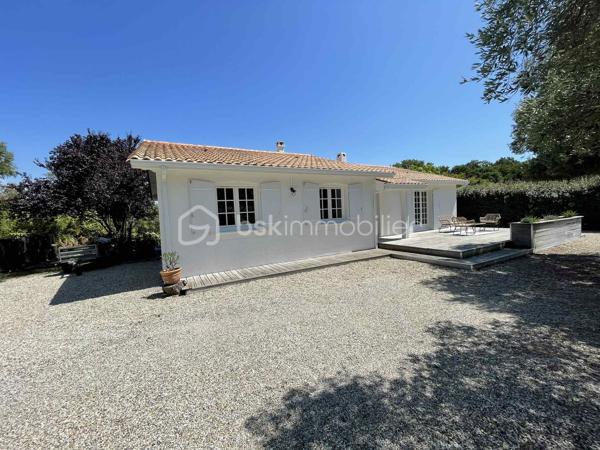 Maison de plain pied de 130m2 habitables en parfait état offrant confort, calme et cadre de vie idyllique en toute intimité à seulement 2 km de la plage. 
Cette maison se compose d'un vaste séjour lumineux avec cuisine semi-ouverte, une salle à manger, donnant sur une grande terrasse ensoleillée, 3 chambres, un cellier, une salle d'eau et 2 WC. 
A l'extérieur, une piscine au sel chauffée et couverte et une dépendance offrant de multiples possibilités : espace invités, bureau ou atelier. Le tout sur une parcelle de 2099m2 sans aucun vis à vis.
Une maison clés en mains parfaite pour une résidence principale comme pour une maison de vacances au bord de l'océan.