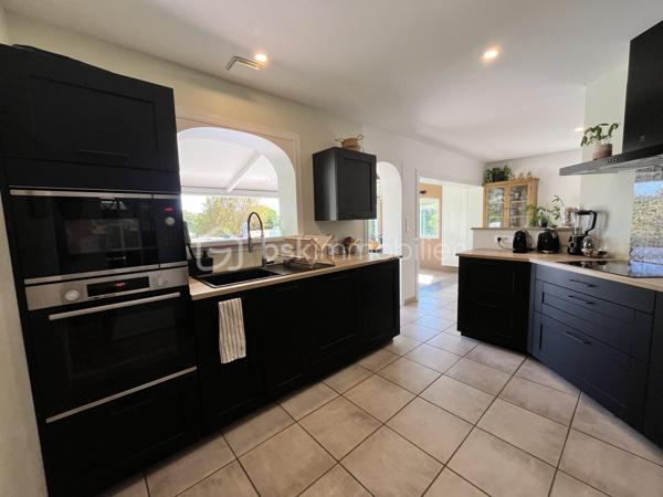 Maison de plain pied de 130m2 habitables en parfait état offrant confort, calme et cadre de vie idyllique en toute intimité à seulement 2 km de la plage. 
Cette maison se compose d'un vaste séjour lumineux avec cuisine semi-ouverte, une salle à manger, donnant sur une grande terrasse ensoleillée, 3 chambres, un cellier, une salle d'eau et 2 WC. 
A l'extérieur, une piscine au sel chauffée et couverte et une dépendance offrant de multiples possibilités : espace invités, bureau ou atelier. Le tout sur une parcelle de 2099m2 sans aucun vis à vis.
Une maison clés en mains parfaite pour une résidence principale comme pour une maison de vacances au bord de l'océan.