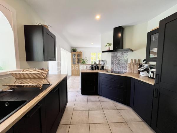 Maison de plain pied de 130m2 habitables en parfait état offrant confort, calme et cadre de vie idyllique en toute intimité à seulement 2 km de la plage. 
Cette maison se compose d'un vaste séjour lumineux avec cuisine semi-ouverte, une salle à manger, donnant sur une grande terrasse ensoleillée, 3 chambres, un cellier, une salle d'eau et 2 WC. 
A l'extérieur, une piscine au sel chauffée et couverte et une dépendance offrant de multiples possibilités : espace invités, bureau ou atelier. Le tout sur une parcelle de 2099m2 sans aucun vis à vis.
Une maison clés en mains parfaite pour une résidence principale comme pour une maison de vacances au bord de l'océan.