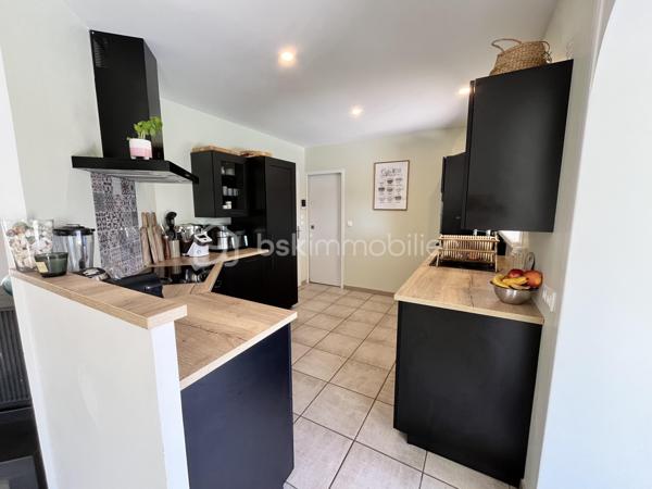 Maison de plain pied de 130m2 habitables en parfait état offrant confort, calme et cadre de vie idyllique en toute intimité à seulement 2 km de la plage. 
Cette maison se compose d'un vaste séjour lumineux avec cuisine semi-ouverte, une salle à manger, donnant sur une grande terrasse ensoleillée, 3 chambres, un cellier, une salle d'eau et 2 WC. 
A l'extérieur, une piscine au sel chauffée et couverte et une dépendance offrant de multiples possibilités : espace invités, bureau ou atelier. Le tout sur une parcelle de 2099m2 sans aucun vis à vis.
Une maison clés en mains parfaite pour une résidence principale comme pour une maison de vacances au bord de l'océan.