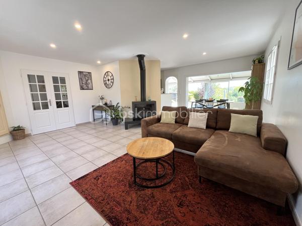 Maison de plain pied de 130m2 habitables en parfait état offrant confort, calme et cadre de vie idyllique en toute intimité à seulement 2 km de la plage. 
Cette maison se compose d'un vaste séjour lumineux avec cuisine semi-ouverte, une salle à manger, donnant sur une grande terrasse ensoleillée, 3 chambres, un cellier, une salle d'eau et 2 WC. 
A l'extérieur, une piscine au sel chauffée et couverte et une dépendance offrant de multiples possibilités : espace invités, bureau ou atelier. Le tout sur une parcelle de 2099m2 sans aucun vis à vis.
Une maison clés en mains parfaite pour une résidence principale comme pour une maison de vacances au bord de l'océan.