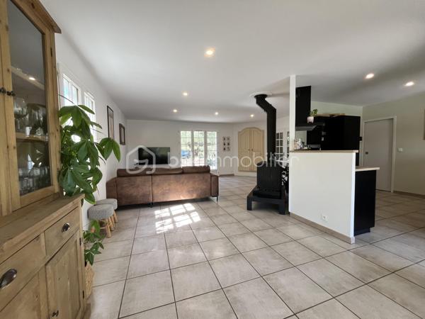 Maison de plain pied de 130m2 habitables en parfait état offrant confort, calme et cadre de vie idyllique en toute intimité à seulement 2 km de la plage. 
Cette maison se compose d'un vaste séjour lumineux avec cuisine semi-ouverte, une salle à manger, donnant sur une grande terrasse ensoleillée, 3 chambres, un cellier, une salle d'eau et 2 WC. 
A l'extérieur, une piscine au sel chauffée et couverte et une dépendance offrant de multiples possibilités : espace invités, bureau ou atelier. Le tout sur une parcelle de 2099m2 sans aucun vis à vis.
Une maison clés en mains parfaite pour une résidence principale comme pour une maison de vacances au bord de l'océan.