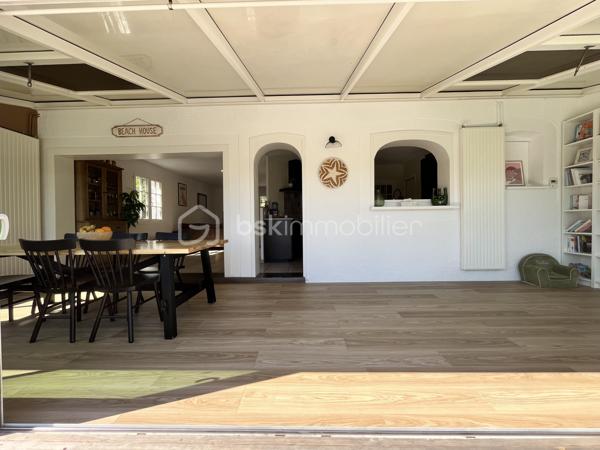 Maison de plain pied de 130m2 habitables en parfait état offrant confort, calme et cadre de vie idyllique en toute intimité à seulement 2 km de la plage. 
Cette maison se compose d'un vaste séjour lumineux avec cuisine semi-ouverte, une salle à manger, donnant sur une grande terrasse ensoleillée, 3 chambres, un cellier, une salle d'eau et 2 WC. 
A l'extérieur, une piscine au sel chauffée et couverte et une dépendance offrant de multiples possibilités : espace invités, bureau ou atelier. Le tout sur une parcelle de 2099m2 sans aucun vis à vis.
Une maison clés en mains parfaite pour une résidence principale comme pour une maison de vacances au bord de l'océan.