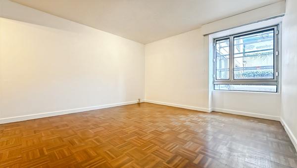 A LOUER SUPERBE 1/2P 39,50 M2 RÉNOVÉ PARIS 10E PARADIS GDS. BLVRDS.