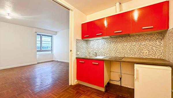 A LOUER SUPERBE 1/2P 39,50 M2 RÉNOVÉ PARIS 10E PARADIS GDS. BLVRDS.