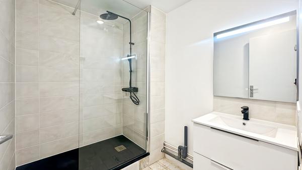 A LOUER SUPERBE 1/2P 39,50 M2 RÉNOVÉ PARIS 10E PARADIS GDS. BLVRDS.