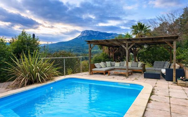 Maison à vendre    4 pièces •  Solliès-Ville